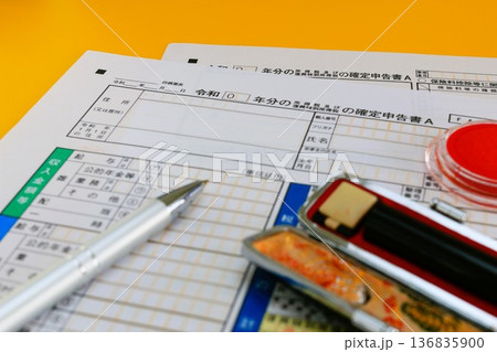 確定申告書と印鑑 136835900