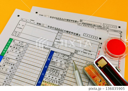 確定申告書と印鑑 136835905