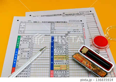 確定申告書と印鑑 136835914