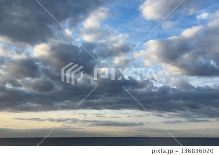 早朝の空に広がる重厚な雲の景色 136836020