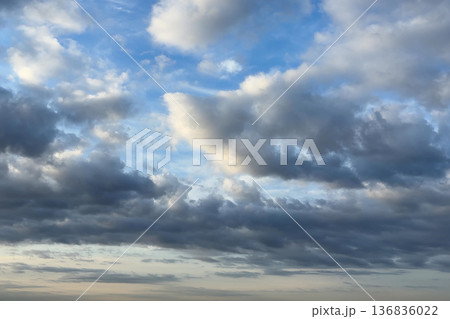 広がる雲と青空のコントラスト 広がる雲と青空のコントラスト 136836022