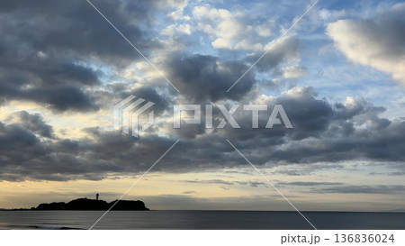 厚い雲が広がる早朝の空と灯台のある静かな海景 厚い雲が広がる早朝の空と灯台のある静かな海景 136836024