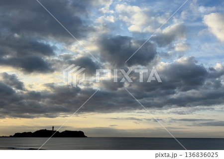 厚い雲が広がる早朝の空と灯台のある静かな海景 厚い雲が広がる早朝の空と灯台のある静かな海景 136836025