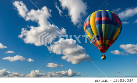 青空と空飛ぶ気球 136836034