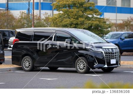 駐車中の高級ミニバン 駐車中の高級ミニバン 136836108