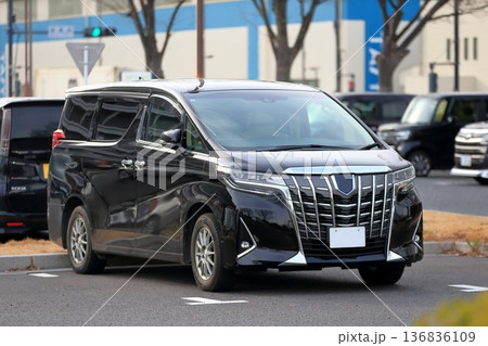 駐車中の高級ミニバン 駐車中の高級ミニバン 136836109