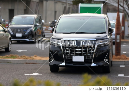 駐車中の高級ミニバン 駐車中の高級ミニバン 136836110