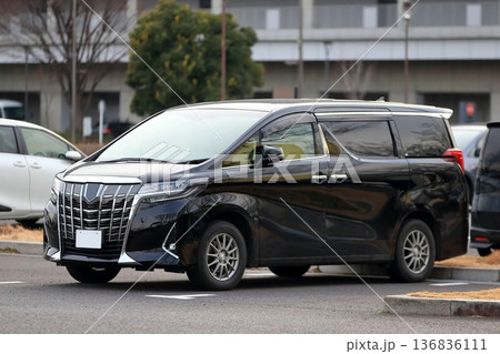 駐車中の高級ミニバン 駐車中の高級ミニバン 136836111