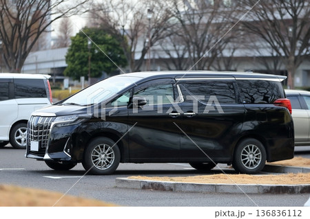 駐車中の高級ミニバン 駐車中の高級ミニバン 136836112