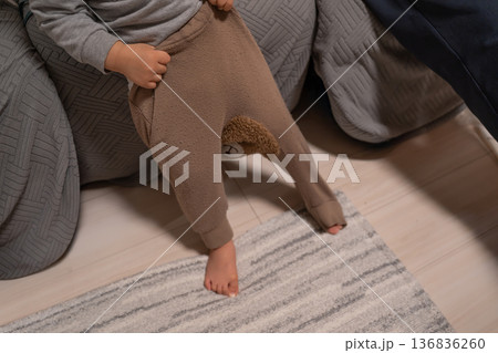 自分で着替える幼児 136836260