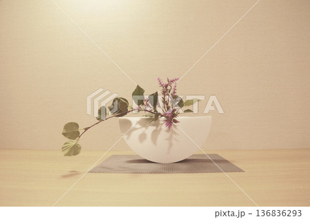 フラワーアレンジメント 136836293