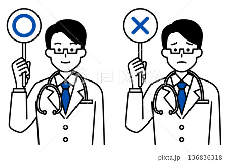 ○×マークのプラカードを掲げる医師の男性 136836318