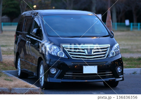 駐車中の高級ミニバン 駐車中の高級ミニバン 136836356