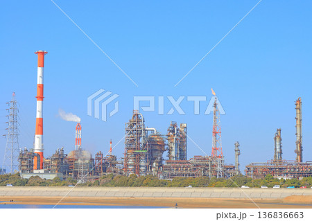 三重県四日市市、工場施設が林立するコンビナートの風景 136836663