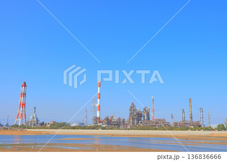 三重県四日市市、工場施設が林立するコンビナートの風景 136836666