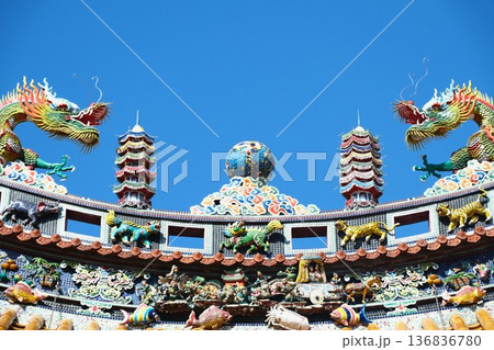 天を舞う龍と吉祥の生き物たち。横浜中華街のパワースポット風景 136836780