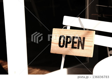 街角のカフェの朝。お客様を迎え入れる温かみのあるOPENサイン(カフェイメージシリーズ) 街角のカフェの朝。お客様を迎え入れる温かみのあるOPENサイン(カフェイメージシリーズ) 136836783
