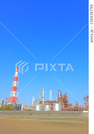 三重県四日市市、工場施設が林立するコンビナートの風景 三重県四日市市、工場施設が林立するコンビナートの風景 136836799