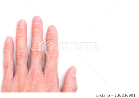 人差し指より薬指の方が長い人の手　コピースペース 136836901