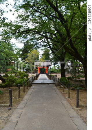 境内側から見た「四脚門(赤門)」(恵林寺/山梨県甲州市塩山小屋敷) 境内側から見た「四脚門(赤門)」(恵林寺/山梨県甲州市塩山小屋敷) 136836902