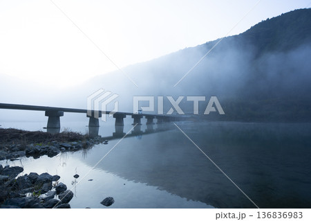 霧がかかる朝の仁淀川片岡沈下橋 霧がかかる朝の仁淀川片岡沈下橋 136836983