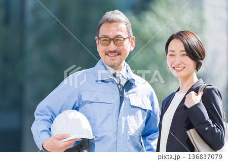 建築不動産会社のビジネスマン 136837079