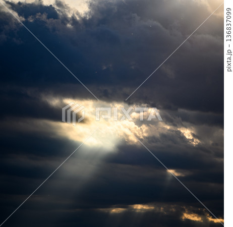 暗雲と光の筋 暗雲と光の筋 136837099
