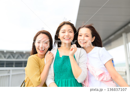友人三人、駅で笑顔 ■撮影協力:関西国際空港(KIX) 友人三人、駅で笑顔 ■撮影協力:関西国際空港(KIX) 136837107