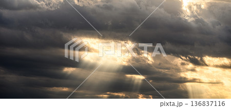 暗雲と光の筋 136837116