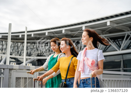 空港で楽しそうな女性三人旅 ■撮影協力:関西国際空港(KIX) 空港で楽しそうな女性三人旅 ■撮影協力:関西国際空港(KIX) 136837120