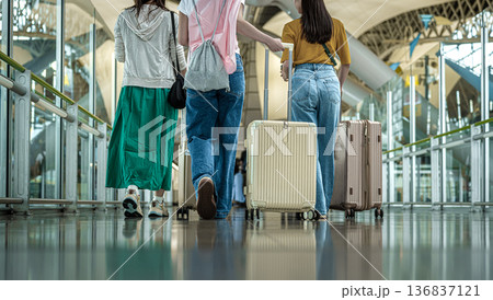 空港を歩く旅行者三人 ■撮影協力：関西国際空港（KIX） 136837121