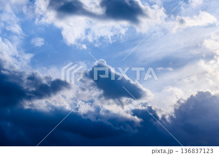 暗い雲と青空 136837123