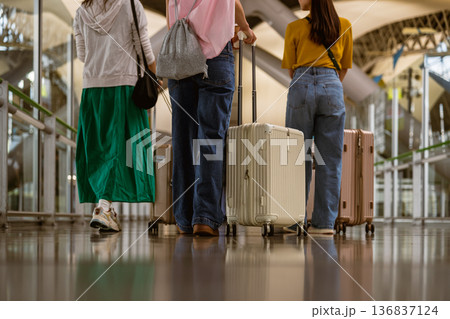 空港で旅行鞄を引く三人 ■撮影協力:関西国際空港(KIX) 空港で旅行鞄を引く三人 ■撮影協力:関西国際空港(KIX) 136837124