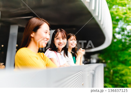 屋外で笑う女性三人 屋外で笑う女性三人 136837125