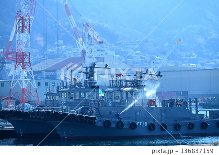 呉旅行、掃海艇を爽快に掃除中 呉旅行、掃海艇を爽快に掃除中 136837159