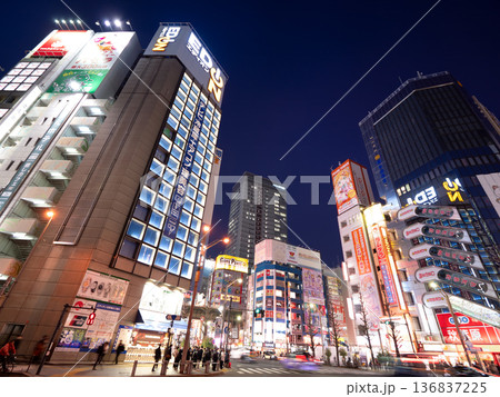 秋葉原　夜の万世橋交差点　東京都 136837225