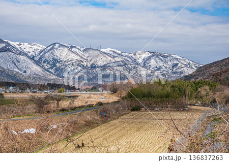 マキノ町知内川沿いの田園風景 滋賀県高島市 マキノ町知内川沿いの田園風景 滋賀県高島市 136837263