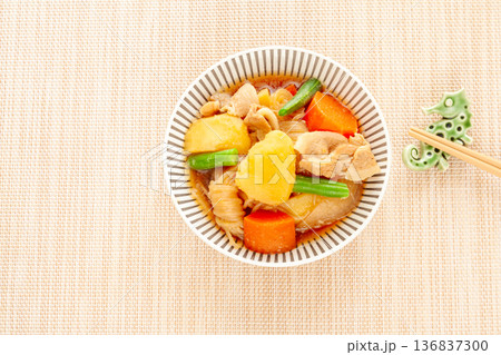 おふくろの味、肉じゃが、手料理のおかず おふくろの味、肉じゃが、手料理のおかず 136837300
