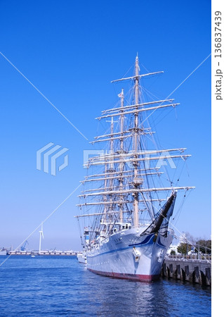 海と空の広がりを感じる背景素材。帆船『海王丸』を配した港の風景 136837439