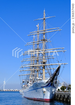 大海原への門出。青空の下で出航を待つ美しい帆船の雄姿 136837440