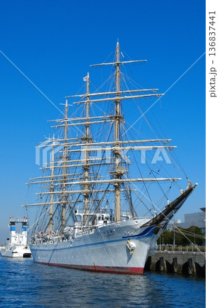 海と空の広がりを感じる背景素材。帆船『海王丸』を配した港の風景 海と空の広がりを感じる背景素材。帆船『海王丸』を配した港の風景 136837441