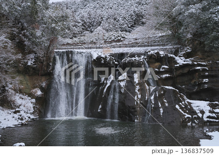 那須烏山市　龍門の滝　雪が降った2月 136837509