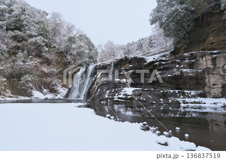 那須烏山市　龍門の滝　雪が降った2月 136837519