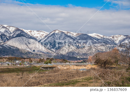 残雪の野坂山地　知内川沿いの景観　滋賀県高島市マキノ町 136837609