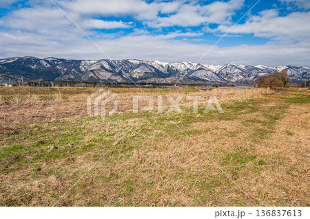 残雪の野坂山地　知内川沿いの景観　滋賀県高島市 136837613