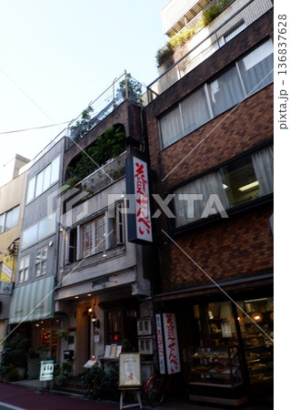 吉祥寺駅南口の街並み 吉祥寺駅南口の街並み 136837628