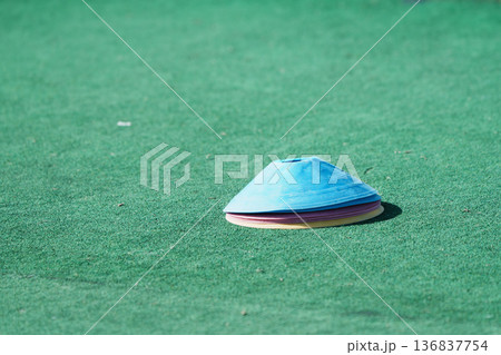 サッカーのマーカー 136837754