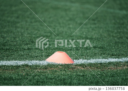 サッカーのマーカー 136837758