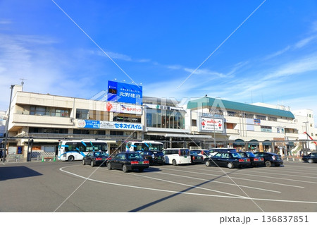 【長野県】晴天のJR松本駅の東口 136837851