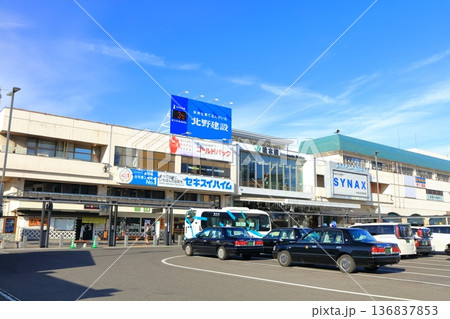【長野県】晴天のJR松本駅の東口 136837853